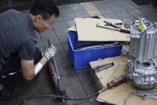 工人专注进行手工操作