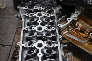 汽车发动机缸盖特写