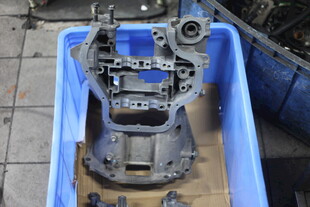 蓝色容器中的机械零件