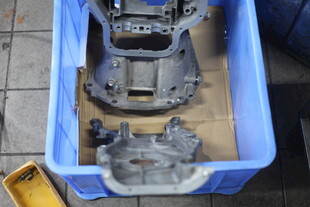 蓝色箱内的机械零件