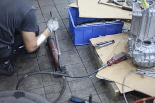 工人专注维修机械设备