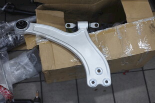 汽车悬挂控制臂零件