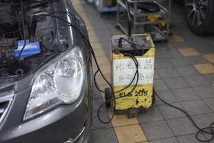 汽车维修中的电瓶充电设备