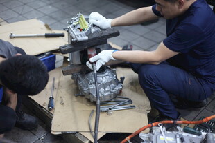 工人专注维修机械设备