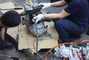 工人专注维修汽车发动机