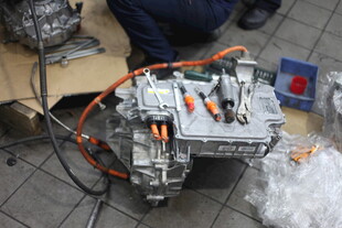 拆解中的汽车电池组件