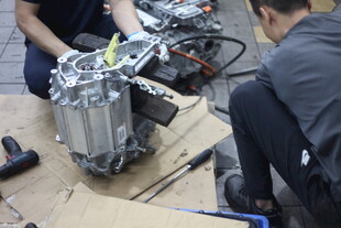 两人专注维修汽车发动机