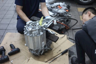 工人专注维修汽车变速箱