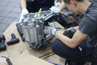 工人专注维修机械设备