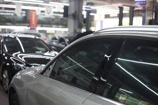 停车场内停放的多辆汽车