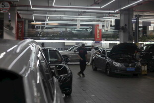 汽车维修车间忙碌景象