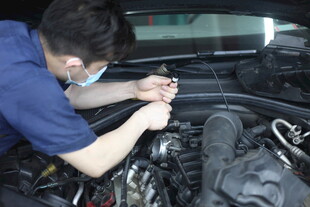 工人专注维修汽车发动机