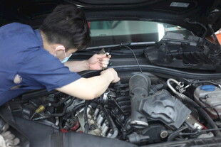 汽修工专注检修汽车发动机