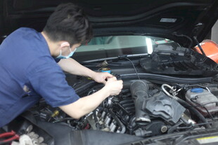 汽修工专注检修汽车发动机