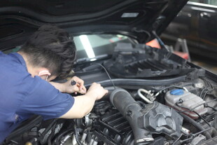 汽车维修师傅检修发动机