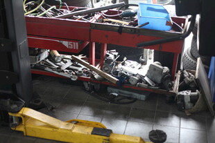 杂乱车间内的各式机械零件