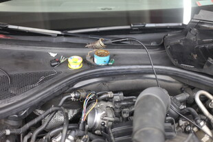 汽车发动机舱细节展示