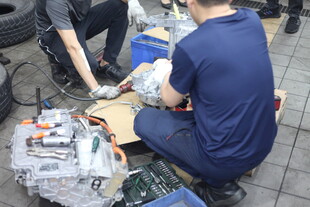 工人专注维修汽车零部件