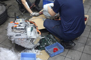 工人专注维修汽车发动机