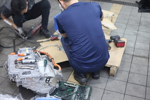 工人专注进行手工组装工作