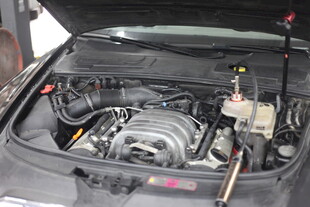 汽车发动机舱内部展示