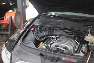 汽车发动机维修场景