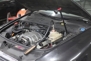 汽车发动机舱细节展示