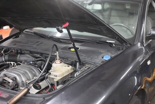 汽车引擎检修场景