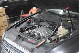 汽车发动机舱内部展示