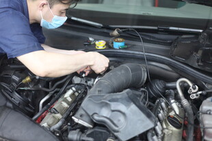 汽车维修技师专注检修引擎