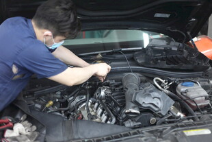 汽车维修师傅检修发动机