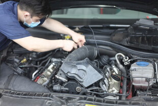 技工专注维修汽车发动机