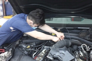汽修工专注检修汽车发动机