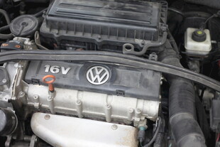 大众16V汽车发动机特写