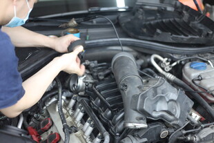 工人检修汽车发动机