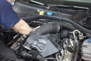 汽车发动机维修操作