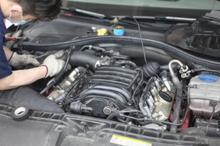 汽车维修人员检修发动机