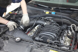 工人检修汽车发动机