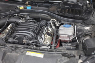 汽车发动机内部细节展示