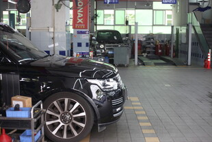 汽车在车间进行维修保养