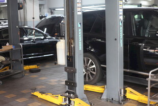 汽车维修车间设备与车辆