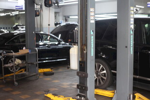 汽车维修车间场景