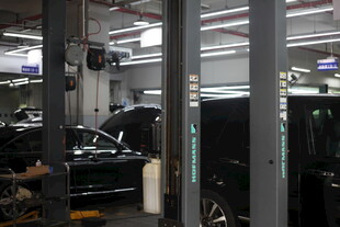 汽车维修车间内部场景