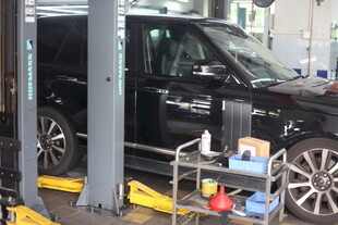 汽车维修中的黑色路虎