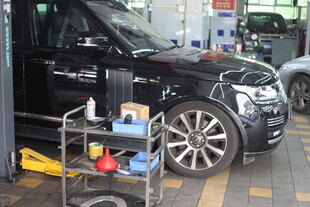 汽车美容店内的黑色车辆