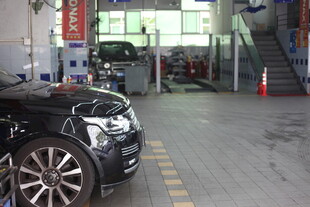 汽车维修车间内的黑色轿车