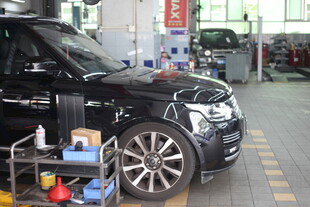 汽车维修车间内的黑色车辆