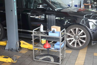 汽车维修场景中的工具与车辆