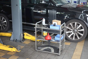 汽车维修工具架与车辆
