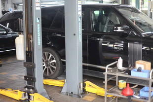 汽车维修车间场景